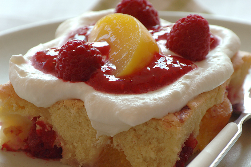 Gebak met frambozen en perzik